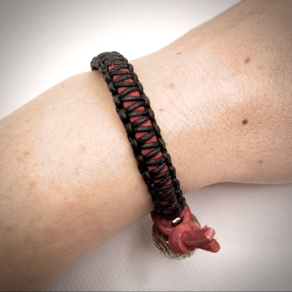 Red Black Macrame Bracelet Round Button Handmade - Picture 2 of 8